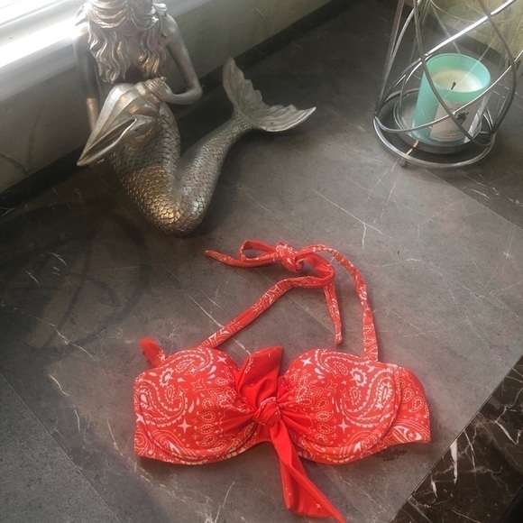 WildFox
🦊💋 Bandita red bikini halter top NWOT - Picture 4 of 5
